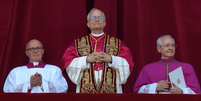 O papa Leão XIV não abriu mão das tradicionais vestes usadas pelos pontífices  Foto: Reprodução/Vaticano