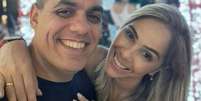 Samir Carvalho atirou várias vezes e deu dez facadas na companheira, Amanda Fernandes Foto: Reprodução/Instagram