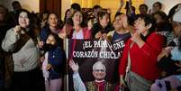 Fiéis em frente à Catedral de Santa Maria, Peru, após a eleição de Robert Prevost, que serviu como missionário e bispo no país, como Papa Leão XIV, quinta-feira, 8 de maio de 2025.  Foto: © Diego Torres Menchola / REUTERS / RFI