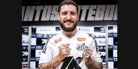 Foto: divulgação Santos - Legenda: Zé Rafael é apresentado pelo Peixe / Jogada10