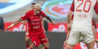 Divulgação/Shabab Al-Ahli - Legenda: Guilherme Bala soma quatro títulos nesta temporada Foto: Jogada10