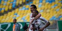 Robert comemora gol ao lado do ídolo Fred Foto: Divulgação