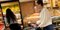A chef e apresentadora Paola Carosella nas compras de mercado para sua casa  Foto: Sala de TV