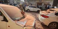 Veículos e casas danificados em Jammu, Caxemira administrada pela Índia, neste sábado  Foto: EPA / BBC News Brasil