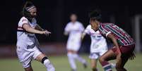 Na defesa, o São Paulo também dificultou a vida do Fluminense: no lance, a lateral Bruna Calderan, do Soberano, dribla sobre a meia Lurdinha  Foto: Ettore Chiereguini/Especial para o Terra