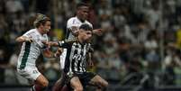  Foto: Pedro de Souza/Atlético - Legenda: Rubens, do Atlético, recebe a marcação dos tricolores Canobbio e Árias / Jogada10