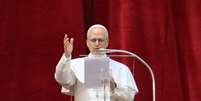 Papa Leão XIV profere a oração 'Regina Caeli' na galeria central da Basílica de São Pedro, no Vaticano, em 11 de maio de 2025.  Foto: AFP - ALBERTO PIZZOLI / RFI