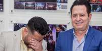 'Quase me matou do coração': sertanejo Marrone bate com a cabeça em queda durante show e apavora Bruno. Saiba estado de saúde atualizado do cantor.  Foto: AGNews / Purepeople