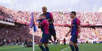  Foto: Alex Caparros/Getty Images - Legenda: Jogadores do Barcelona comemoram um dos gols marcados por Raphinha no 'El Clásico' / Jogada10