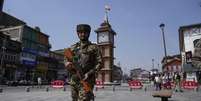 Um soldado indiano patrulha perto de uma torre do rel&oacute;gio ap&oacute;s o cessar-fogo entre a &Iacute;ndia e o Paquist&atilde;o em Srinagar, Caxemira controlada pela &Iacute;ndia, domingo, 11 de maio de 2025.  Foto: &copy; Mukhtar Khan / AP / RFI