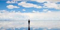 Nessa &eacute;poca, o salar se transforma em um gigantesco espelho natural, refletindo o c&eacute;u e criando uma ilus&atilde;o de continuidade entre a terra e o horizonte.  Foto: Chechevere wikimedia commons / Flipar