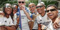 Camavinga, Vinicius Junior, Ancelotti, Militão, Alaba e Rodrygo em foto com charuto  Foto: Reprodução/Instagram