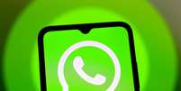 Celular mostra logo do aplicativo WhatsApp  Foto: Photo Illustration by Thomas Fuller/SOPA Images/LightRocket / Getty Images