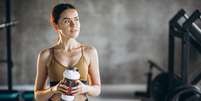 Whey protein ajuda a alcançar a quantidade ideal de proteína na dieta  Foto: Freepik