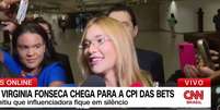 CPI das Bets: de óculos e foto da filha na roupa, Virginia chega sorridente e reação agita web. 'Quer holofotes'.  Foto: Reprodução, CNN Brasil / Purepeople