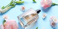 Saiba como preparar uma simpatia simples e poderosa com perfume para atrair carisma, charme e boas vibrações no dia a dia.  Foto: Shutterstock. / João Bidu