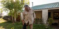 Mujica junto da cadela Manuela em sua chácara, em 2010  Foto: Getty Images/Ricardo Ceppi