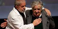 Em 2015, o então senador e ex-presidente do Uruguai, José 'Pepe' Mujica e o ex-presidente do Brasil, Luiz Inácio Lula da Silva (PT), participam da mesa redonda em São Bernardo do Campo, na Grande São Paulo  Foto: Gabriela Biló / ESTADÃO / Estadão