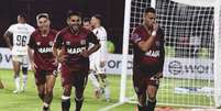 Foto: Divulgação / Club Lanús - Legenda: Carrera, do Lanús, comemora gol da vitória spbre o Vasco / Jogada10
