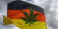 Em abril de 2024, a Alemanha se tornou o maior país da Europa a legalizar a maconha para uso recreativo, com a chamada Lei da Cannabis, que autoriza a maiores de idade o porte de até 25 gramas da droga e o cultivo de até três plantas em casa para consumo próprio.  Foto: AFP - JOHN MACDOUGALL / RFI