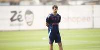 Foto: Adriano Fontes/Flamengo - Legenda: Rodrigo Caio em seu primeiro dia como auxiliar no Flamengo / Jogada10