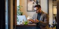 A leitura de livros para alavancar os negócios e a carreira pode oferecer novas perspectivas, técnicas de gestão e ferramentas de tomada de decisão Foto: ZoranOrcik | Shutterstock / Portal EdiCase