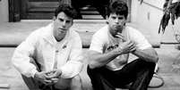 Os irmãos Menendez, Erik (à esquerda), e Lyle nos degraus de sua casa em Beverly Hills em novembro de 1989  Foto: Getty Images / BBC News Brasil