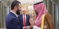 Presidente dos Estados Unidos, Donald Trump (ao fundo), entre o presidente interino da Síria, Ahmed al-Sharaa (esq.), e o príncipe herdeiro saudita, Mohammed bin Salman em Riade em 14 de maio de 2025.  Foto: AP - Saudi Royal Palace / RFI