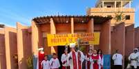 Missa do lado de fora da Igreja de São Daniel Profeta, em Manguinhos (RJ), interditada há dois anos. Foto: Divulgação