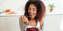 Especialista explica se dá para perder barriga com alimentação  Foto: Freepik