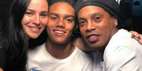 Janaína Mendes, mãe de João Mendes, e Ronaldinho Gaúcho  Foto: Reprodução