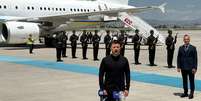 Presidente ucraniano, Volodymyr Zelensky, durante coletiva de imprensa ainda no aeroporto de Ankara, na Turquia  Foto: Huseyin Hayatsever / Reuters