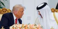 O presidente dos EUA, Donald Trump, e o emir do Catar, Tamim bin Hamad Al Thani, durante cerimônia de assinatura de acordos em Doha na quarta-feira (14/5)  Foto: Reuters / BBC News Brasil