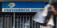 Em 2019, Bolsonaro assinou medida provisória para combater fraudes em benefícios da Previdência Social. Revalidação de mensalidades foi adiada duas vezes a pedido de associações e extinta pelo Congresso Nacional em 2022, com sanção de Bolsonaro. Foto: Pedro Kirilos/Estadão / Estadão
