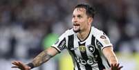 Foto: Vitor Silva/Botafogo - Legenda: Artur comemora o seu gol, o da vitória do Botafogo sobre o Estudiantes / Jogada10