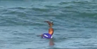 Pássaro pousa na cabeça de Jadson André Foto: Instagram/@dreamtoursurf / Reprodução
