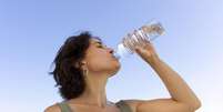 Entenda se beber água ajuda a prevenir a infecção urinária  Foto: Freepik