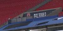 Dois torcedores são internados após serem atingidos por placa de metal que caiu no MorumBis Foto: Reprodução/ESPN