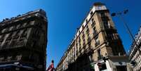 Rua onde homens mascarados tentaram sequestrar a filha de um empresário do setor de criptomoedas, em Paris, na França, em 13 de maio de 2025.  Foto: REUTERS - Gonzalo Fuentes / RFI