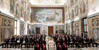 Papa Leão XIV posa para fotos durante reunião com diplomatas mundiais no Vaticano, 16 de maio de 2025  Foto: via REUTERS - Vatican Media / RFI