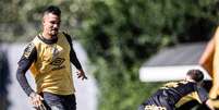 Foto: Raul Baretta/ Santos FC. - Legenda: Zé Ivaldo em treino do Peixe / Jogada10