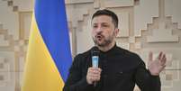 O presidente ucraniano Volodymyr Zelenskyy conversa com jornalistas na Embaixada da Ucrânia em Ancara, Turquia, quinta-feira, 15 de maio de 2025.  Foto: AP - Evgeniy Maloletka / RFI
