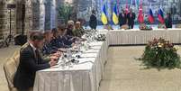 Imagem tirada pelo ministro das Relações Exteriores da Ucrânia mostrando a delegação de seu país durante uma rodada de negociações sobre a guerra na Ucrânia, em 16 de maio de 2025, em Istambul.  Foto: AFP - HANDOUT / RFI