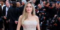 Angelina Jolie faz retorno triunfal com conjunto de diamantes e vestido de baile grifado no Festival de Cannes 2025. Foto: Getty Images, Lyvans Boolaky / Purepeople