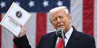 O presidente americano Donald Trump começa a enfrentar consequências adversas das suas políticas em diversas partes do mundo  Foto: Getty Images / BBC News Brasil