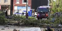 Autoridades avaliam os danos após uma forte tempestade ocorrida nesta sexta-feira (16), em St. Louis.  Foto: AP - Jeff Roberson / RFI
