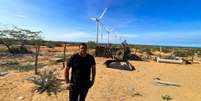 José Luis Iguarán conta que o ruído das turbinas perturba os sonhos, que são sagrados para sua comunidade  Foto: Catherine Ellis / BBC News Brasil
