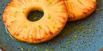 Abacaxi caramelizado na Airfryer com toque de limão. Leve, tropical e pronto em minutos Foto: Bake and Cake Gourmet