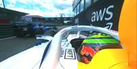 Hadjar e Sainz quase se tocam na saída do pitlane Foto: Reprodução / Twitter F1