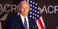 Ex-presidente dos EUA Joe Biden durante conferência em Chicago, no mês de abril  Foto: Getty Images / BBC News Brasil